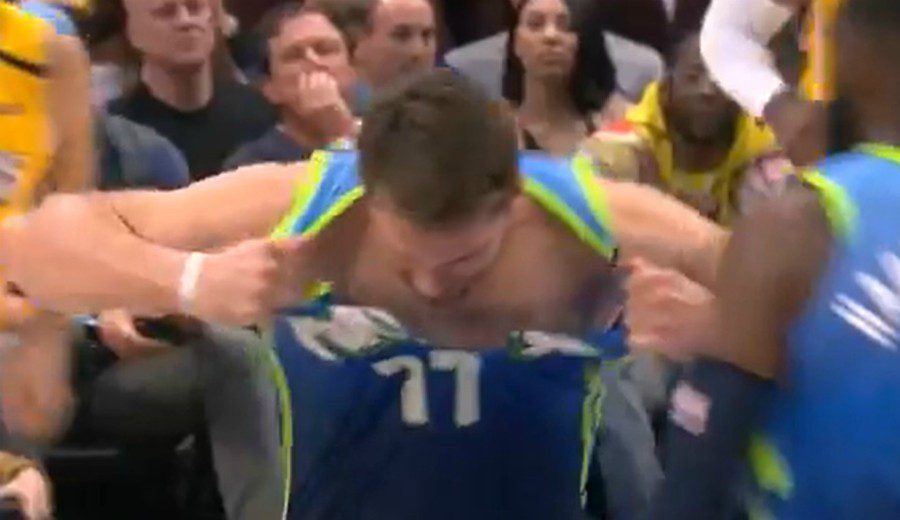 Más allá Comité Pascua de Resurrección Luka Doncic rompe su camiseta en su último partido en la NBA
